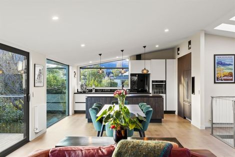 Photo of property in 34 Cedar Drive, Kelvin Heights, Queenstown, 9300