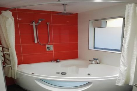 Photo of property in 2/7 Alston Avenue, Kelston, Auckland, 0602