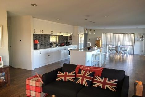 Photo of property in 2 Tarapiroe Avenue, Takanini, 2112