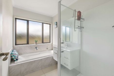 Photo of property in 31 Harbour Crest Drive, Waiuku, 2123