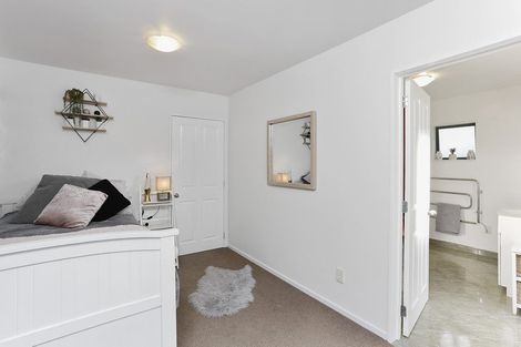 Photo of property in 11 Greenleaf Way, Northcross, Auckland, 0630