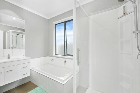 Photo of property in 28 Shillingford Boulevard, Rolleston, 7615