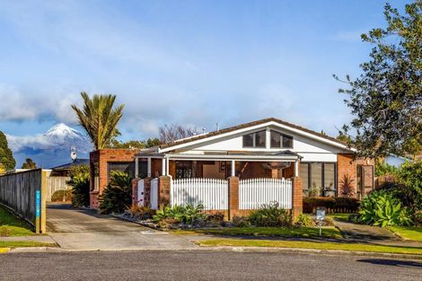 Photo of property in 8 Argyle Place, Highlands Park, New Plymouth, 4312