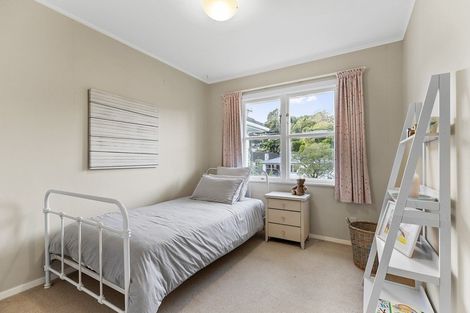Photo of property in 49 Kiwi Crescent, Tawa, Wellington, 5028