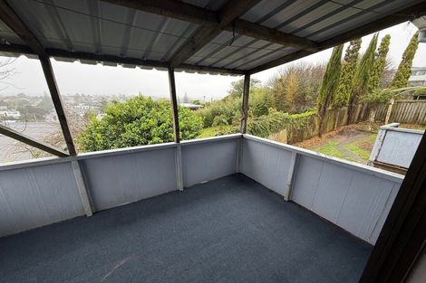 Photo of property in 2/521 Glenfield Road, Glenfield, Auckland, 0629