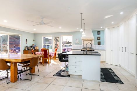 Photo of property in 40-42 Waikawa Road, Picton, 7220