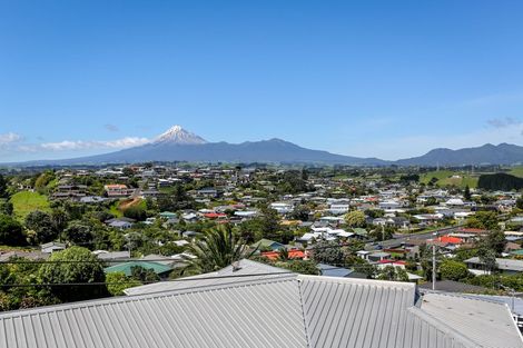 Photo of property in 10 Scott Street, Moturoa, New Plymouth, 4310