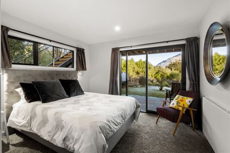 Photo of property in 34 Cedar Drive, Kelvin Heights, Queenstown, 9300