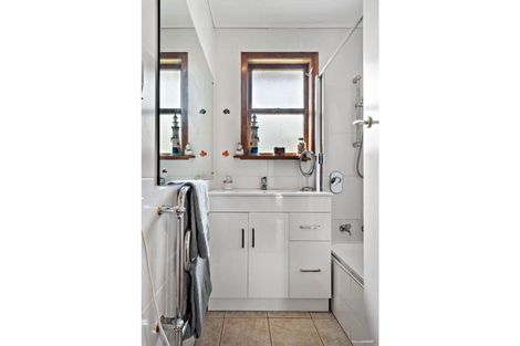 Photo of property in 1/9 Merton Avenue, Glenfield, Auckland, 0627