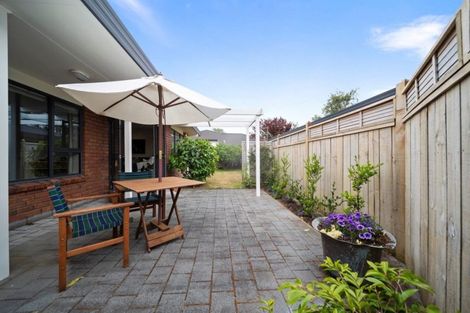 Photo of property in 2 Taylor Place, Merrilands, New Plymouth, 4312