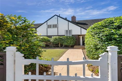 Photo of property in 2 Fitzpatrick Place, Chatswood, Auckland, 0626