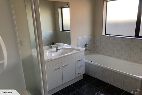 Photo of property in 15 Belcoo Crescent, East Tamaki, Auckland, 2013