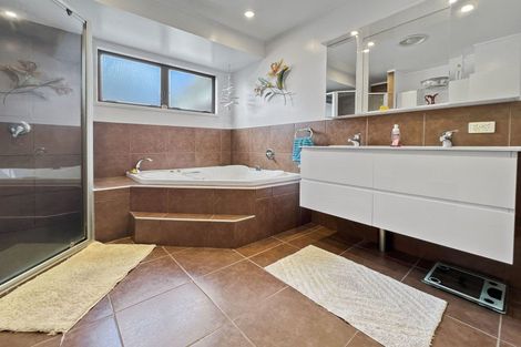 Photo of property in 12 Frank Place, Hillpark, Auckland, 2102