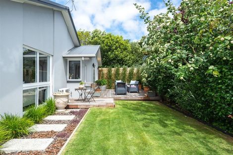 Photo of property in 2/10 Ladbrokes Place, Fendalton, Christchurch, 8052