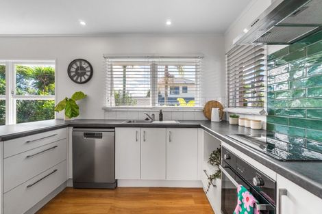 Photo of property in 3/3 Marsh Avenue, Forrest Hill, Auckland, 0620