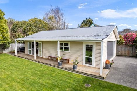 Photo of property in 3 Heretaunga Square, Silverstream, Upper Hutt, 5019
