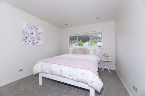 Photo of property in 1 Stow Place, Henderson, Auckland, 0612