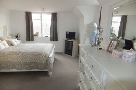 Photo of property in 211 Avonhead Road, Avonhead, Christchurch, 8042