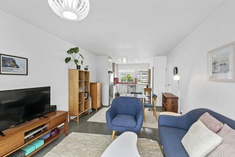 Photo of property in 280 The Esplanade, Island Bay, Wellington, 6023