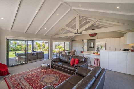 Photo of property in 18 Topping Place, Whitianga, 3510