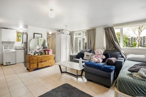 Photo of property in 18 Batchelor Street, Newlands, Wellington, 6037