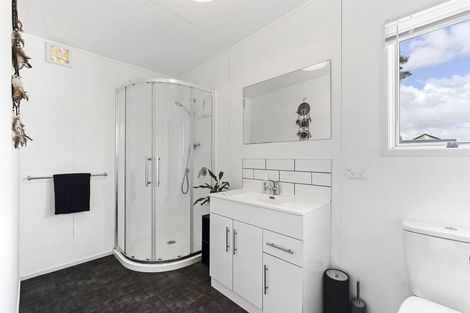 Photo of property in 100 Heta Road, Highlands Park, New Plymouth, 4312