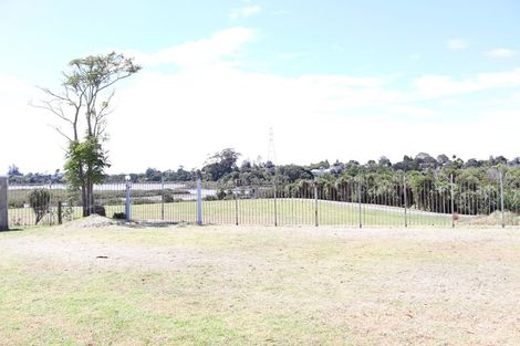 Photo of property in 10 Ingleby Place, Kelston, Auckland, 0602