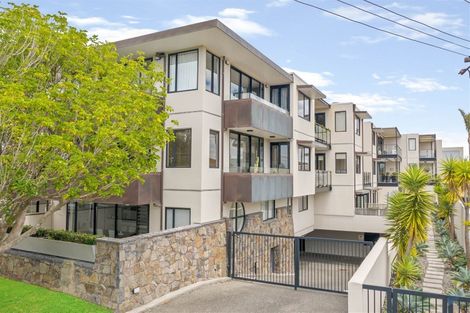 Photo of property in 2/2a Frieston Road, Milford, Auckland, 0620