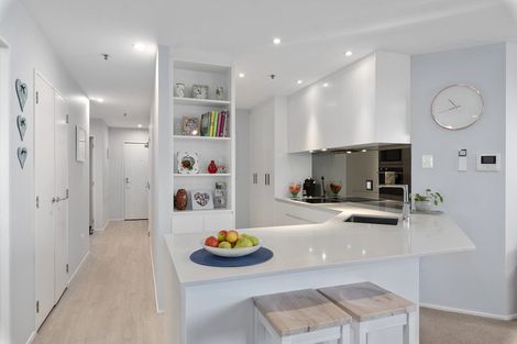 Photo of property in 2d/171 Hurstmere Road, Takapuna, Auckland, 0622