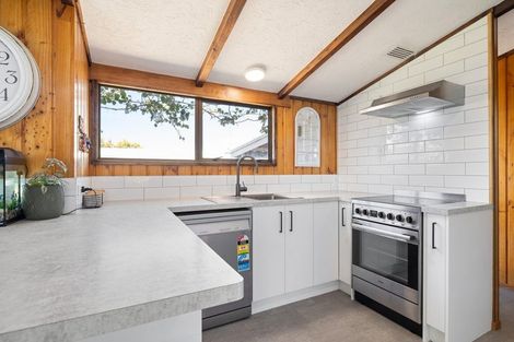 Photo of property in 6 Colonial Place, Kelvin Grove, Palmerston North, 4414