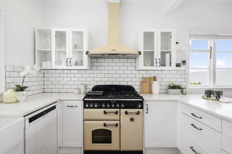 Photo of property in 35 Nevay Road, Miramar, Wellington, 6022