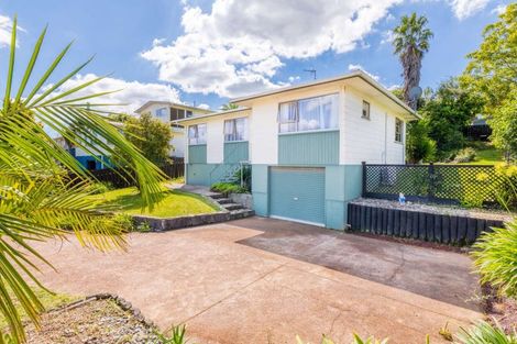 Photo of property in 16 Pankhurst Place, Sunnyvale, Auckland, 0612