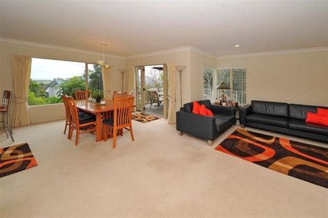 Photo of property in 2/49 Ribbonwood Crescent, Goodwood Heights, Auckland, 2105