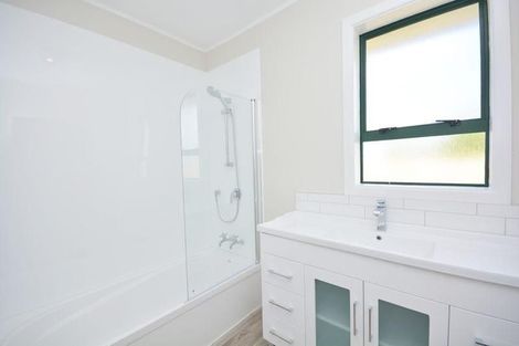 Photo of property in 17 Comet Crescent, Mangere, Auckland, 2022