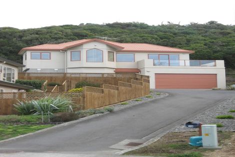 Photo of property in 12 Domett Street, Newlands, Wellington, 6037