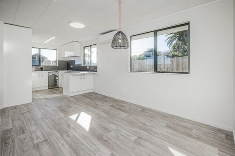 Photo of property in 18 St James Avenue, Helensville, 0800