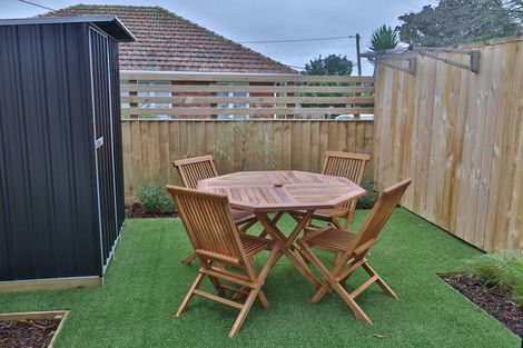 Photo of property in 2/23 Awaroa Road, Sunnyvale, Auckland, 0612