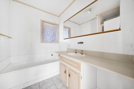 Photo of property in 26 Ewbank Place, Manurewa, Auckland, 2102
