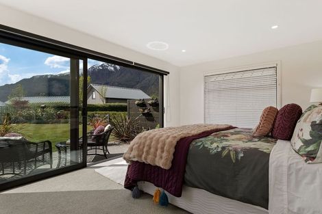 Photo of property in 2 Caithness Court, Jacks Point, Queenstown, 9371