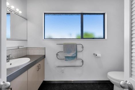 Photo of property in 3e Kinross Drive, Merrilands, New Plymouth, 4312