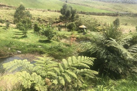 Photo of property in 2 Te Ara Karoiroa Road, Hurford, New Plymouth, 4374