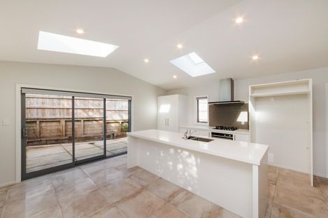 Photo of property in 5a Woodstock Place, Hokowhitu, Palmerston North, 4410