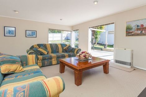 Photo of property in 2/6 Sandgate Avenue, Botany Downs, Auckland, 2010