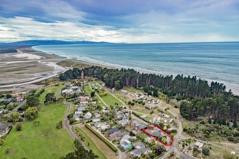 Photo of property in 1 Beach Crescent, Waikuku Beach, 7473
