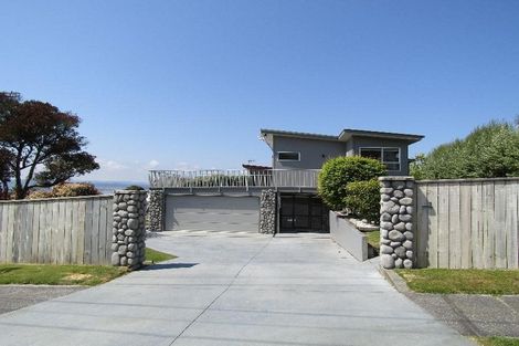 Photo of property in 13 Besley Place, Acacia Bay, Taupo, 3330