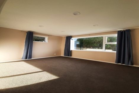 Photo of property in 6 Blandford Way, Newlands, Wellington, 6037