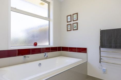 Photo of property in 7 Magnolia Rise, Waipahihi, Taupo, 3330