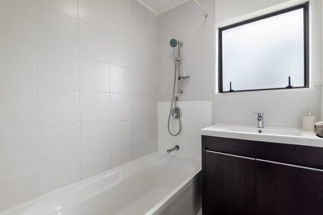 Photo of property in 2/148 Sunset Road, Unsworth Heights, Auckland, 0632