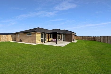 Photo of property in 74 Atlantic Drive, Fitzherbert, Palmerston North, 4410