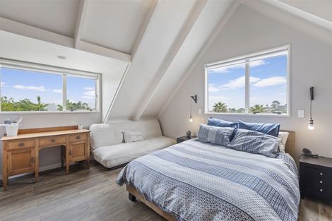 Photo of property in 40 Tyrico Close, Unsworth Heights, Auckland, 0632